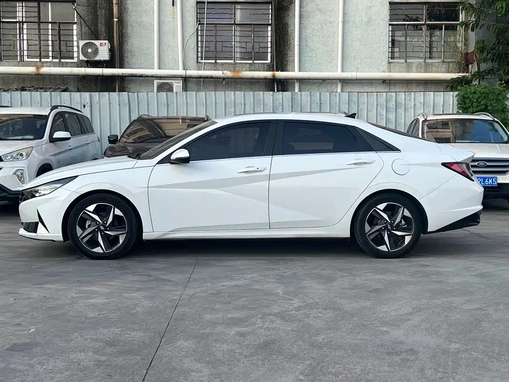 Hyundai Elantra 2022 — фото 2