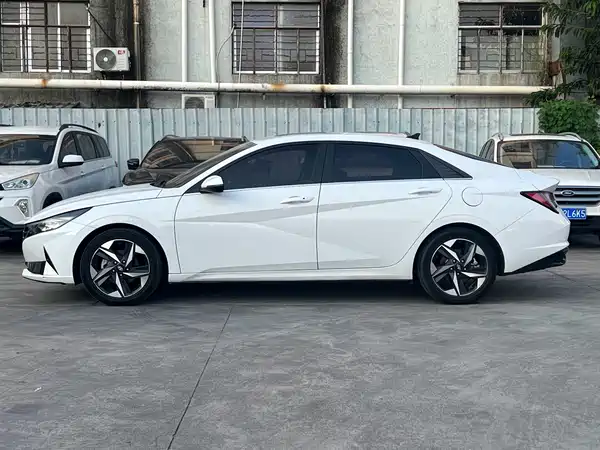 Hyundai Elantra 2022