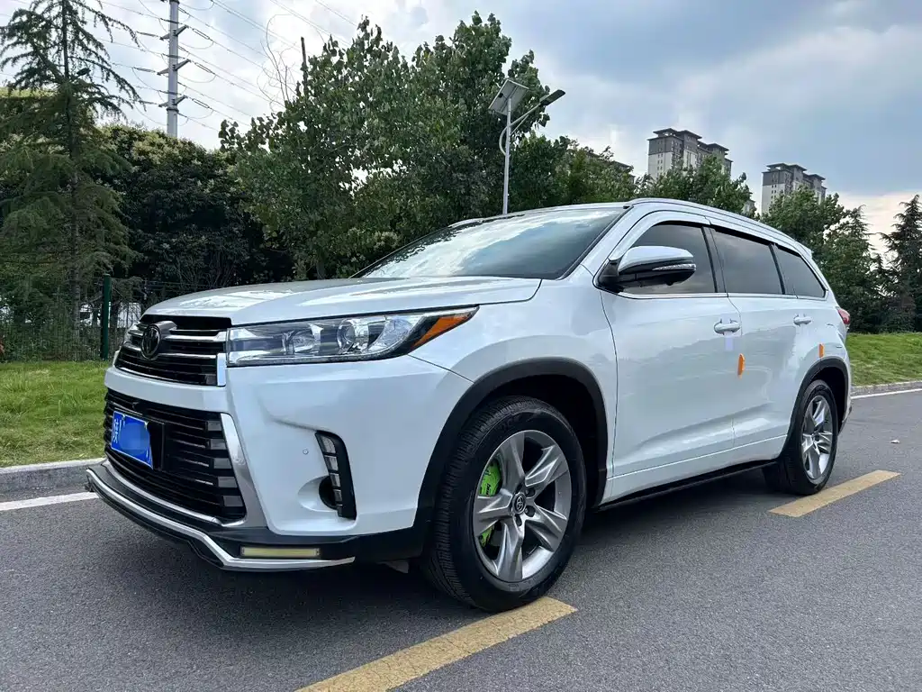 Toyota Highlander 2021 — фото 1