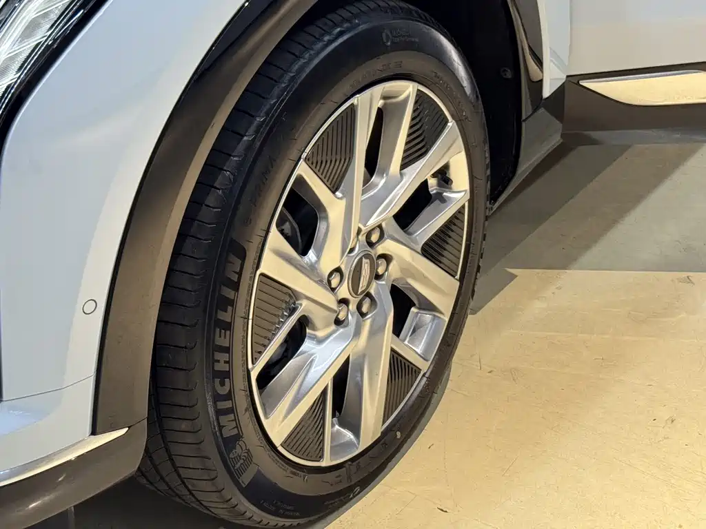 Cadillac IQ Aoge 2024 — фото 23