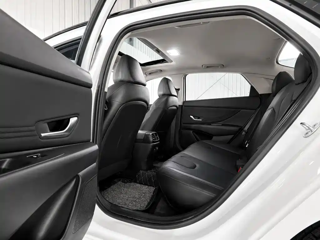 Hyundai Elantra 2023 — фото 14
