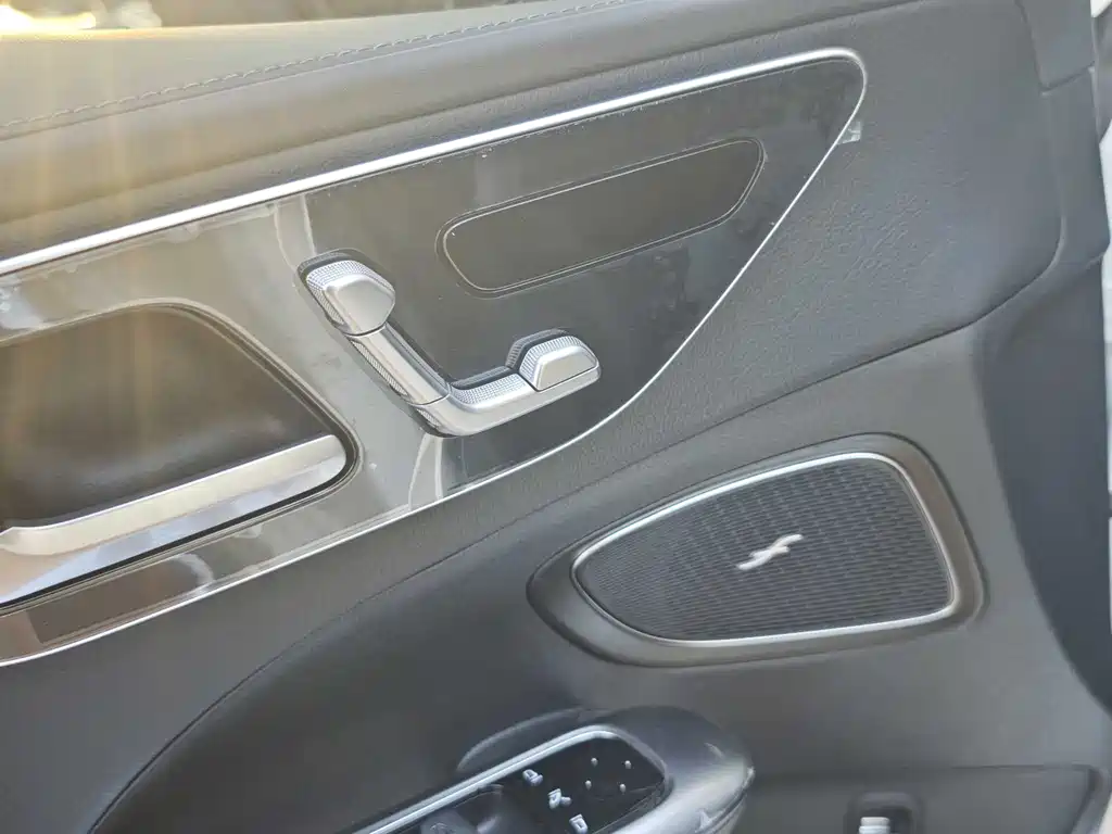 Mercedes-Benz C-Class 2025 — фото 13