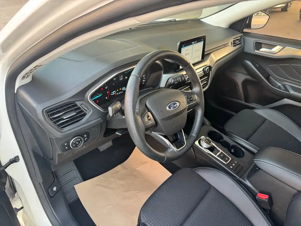 Ford Focus 2020 — фото 10