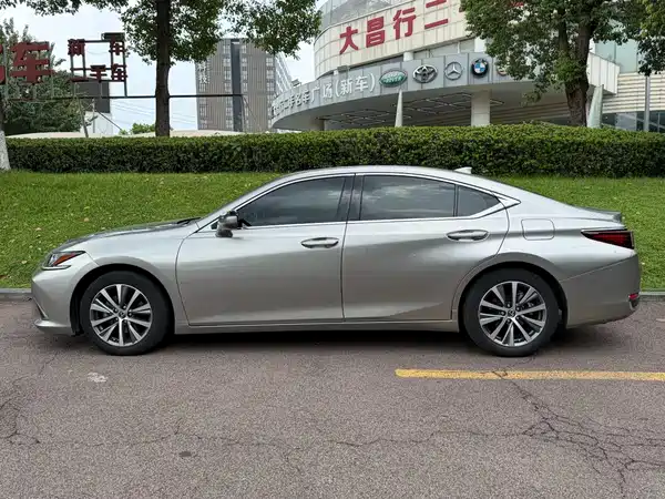Lexus ES 2021