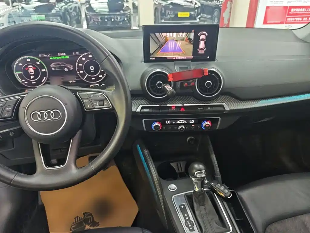 Audi Q2L e-tron 2020 — фото 10
