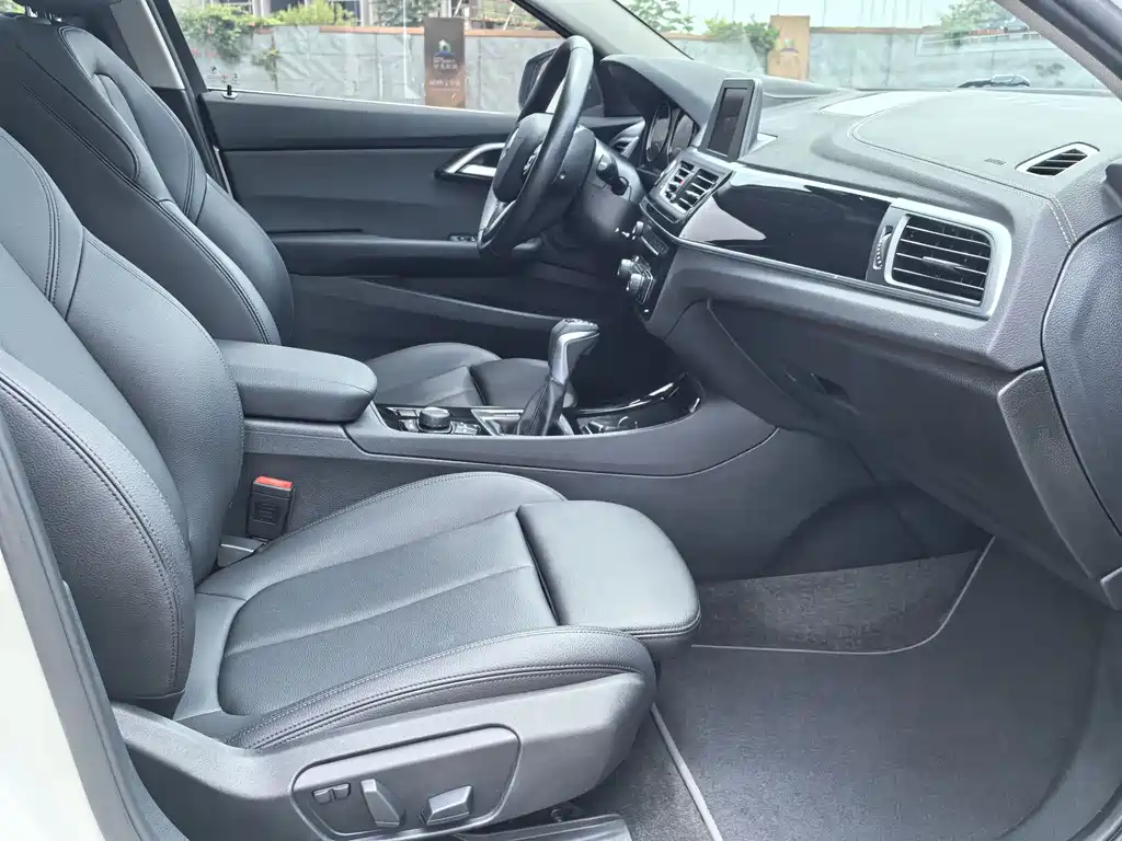 BMW 1 Series 2018 — фото 13