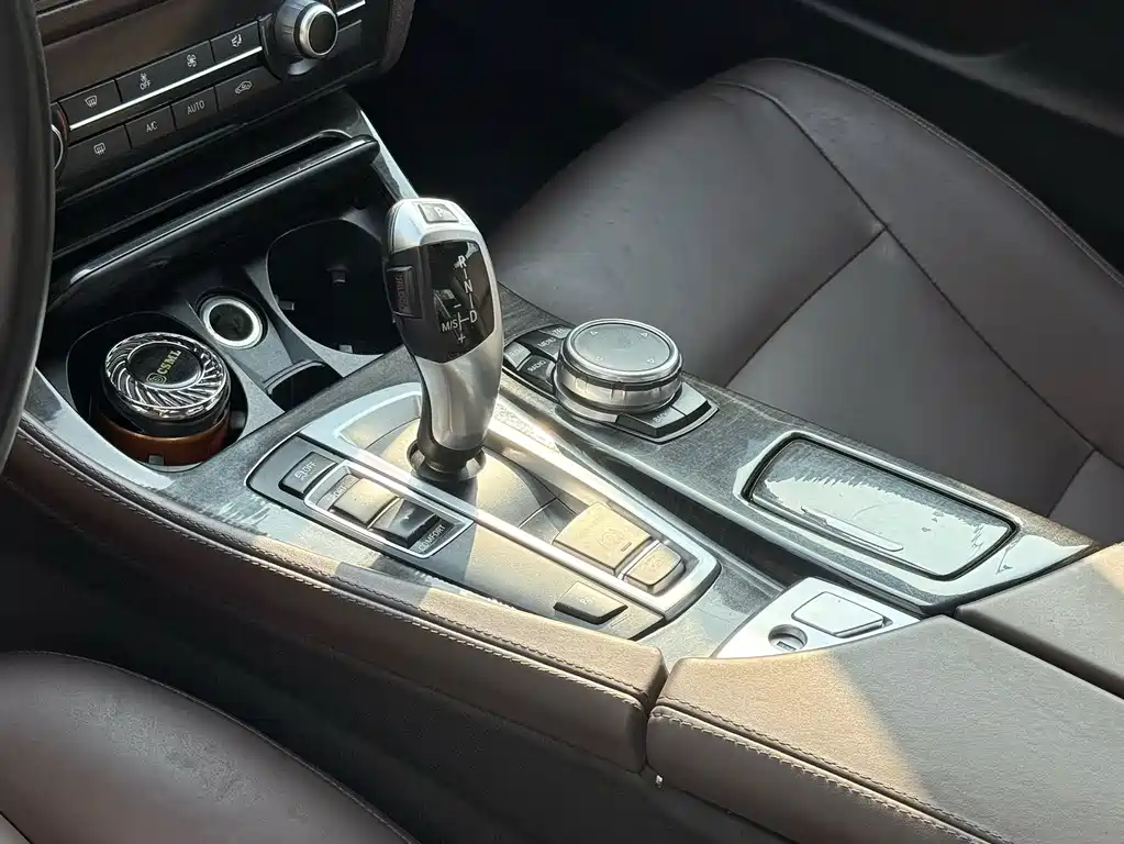 BMW 5 Series 2015 — фото 9