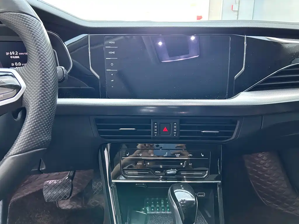 Volkswagen Passat Plug-In Hybrid 2023 — фото 18