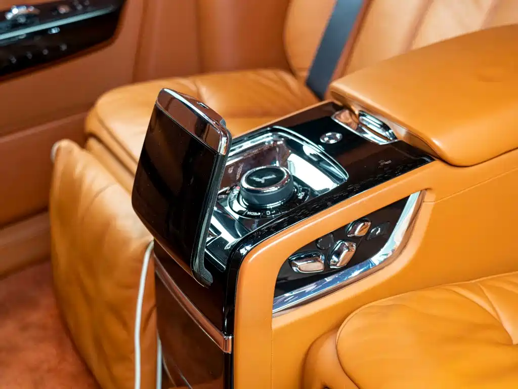 Rolls-Royce Phantom 2020 — фото 11