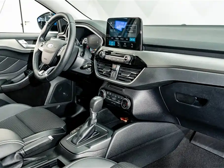 Ford Focus 2019 — фото 17