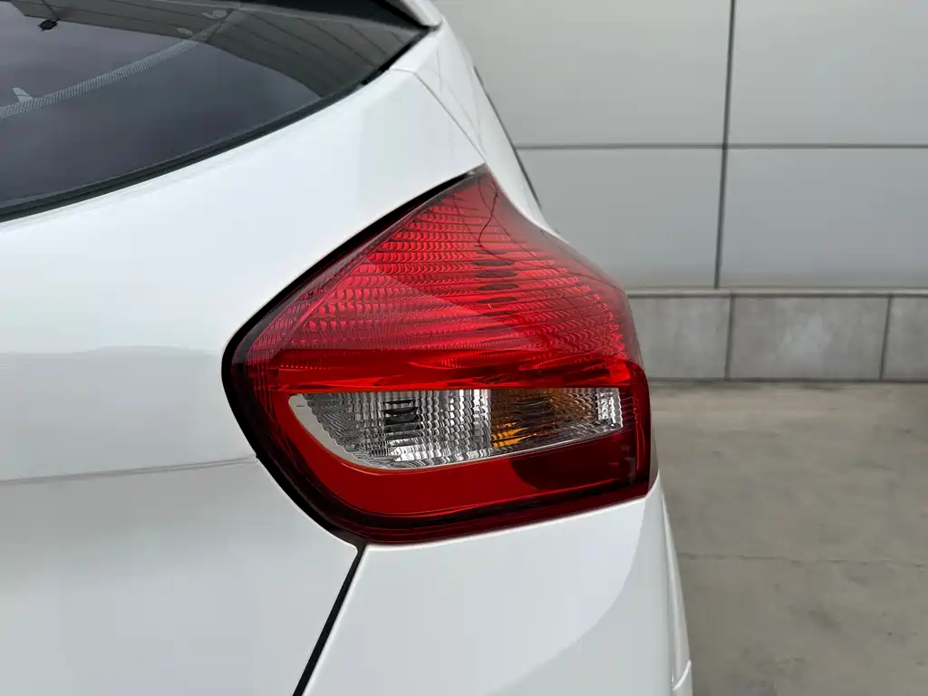 Ford Focus 2017 — фото 20