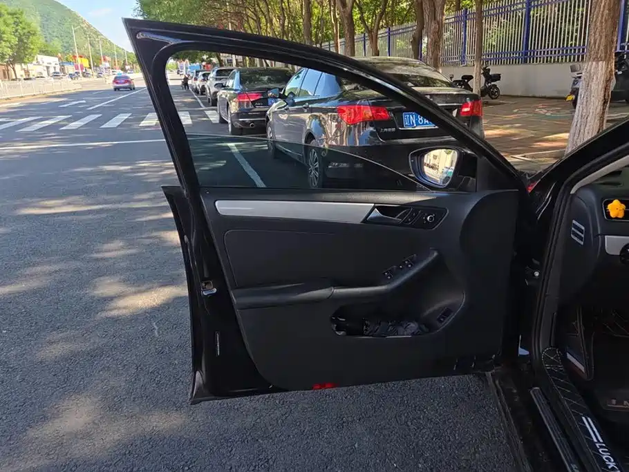 Volkswagen Sagitar 2014