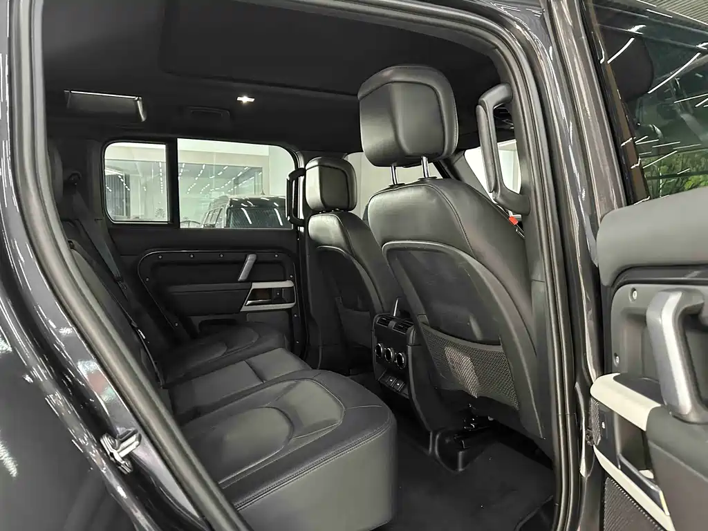Land Rover Defender 2023 — фото 11