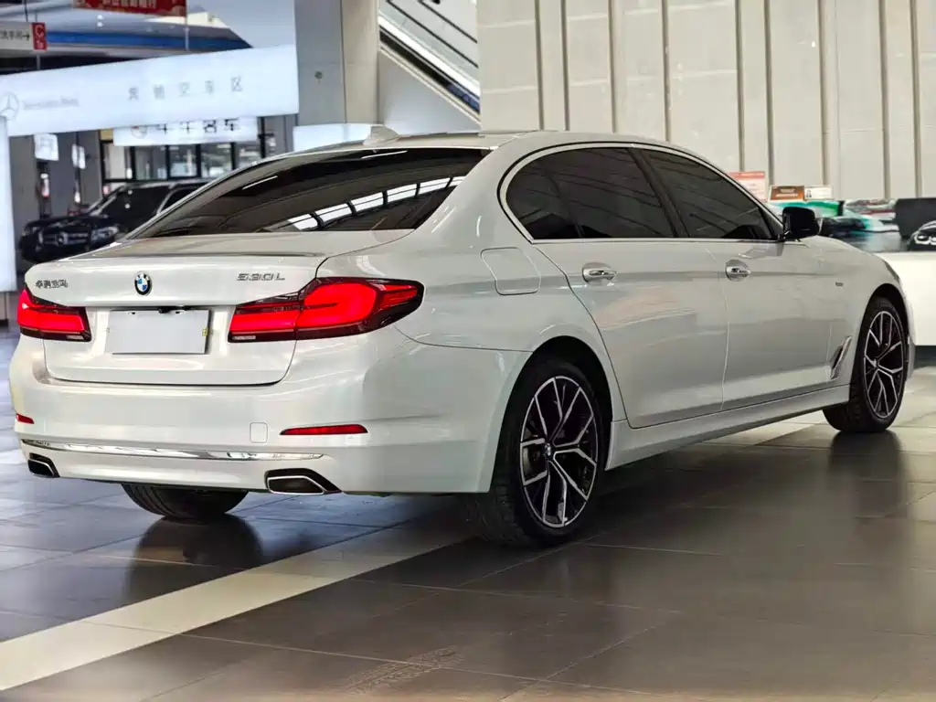 BMW 5 Series 2018 — фото 7