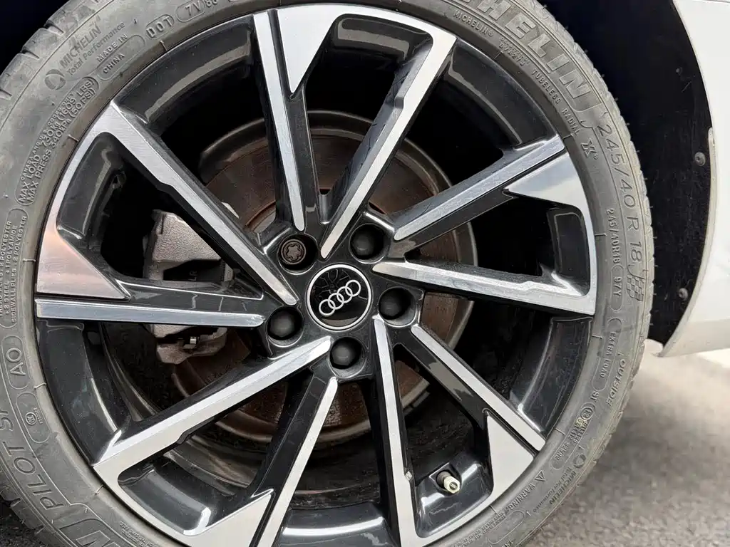 Audi A4L 2023 — фото 12