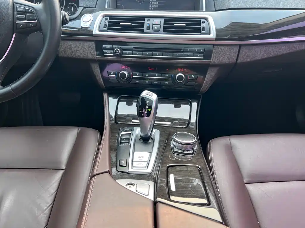 BMW 5 Series 2017 — фото 20