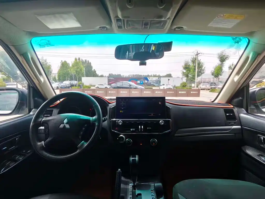 Mitsubishi Pajero 2014