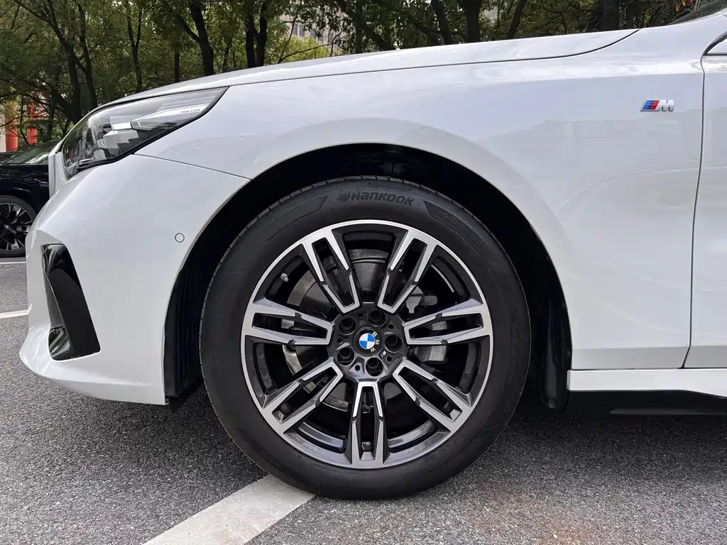 BMW 5 Series 2025 — фото 18