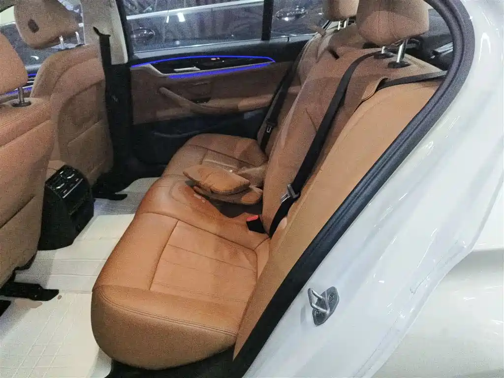 BMW 5 Series 2018 — фото 17