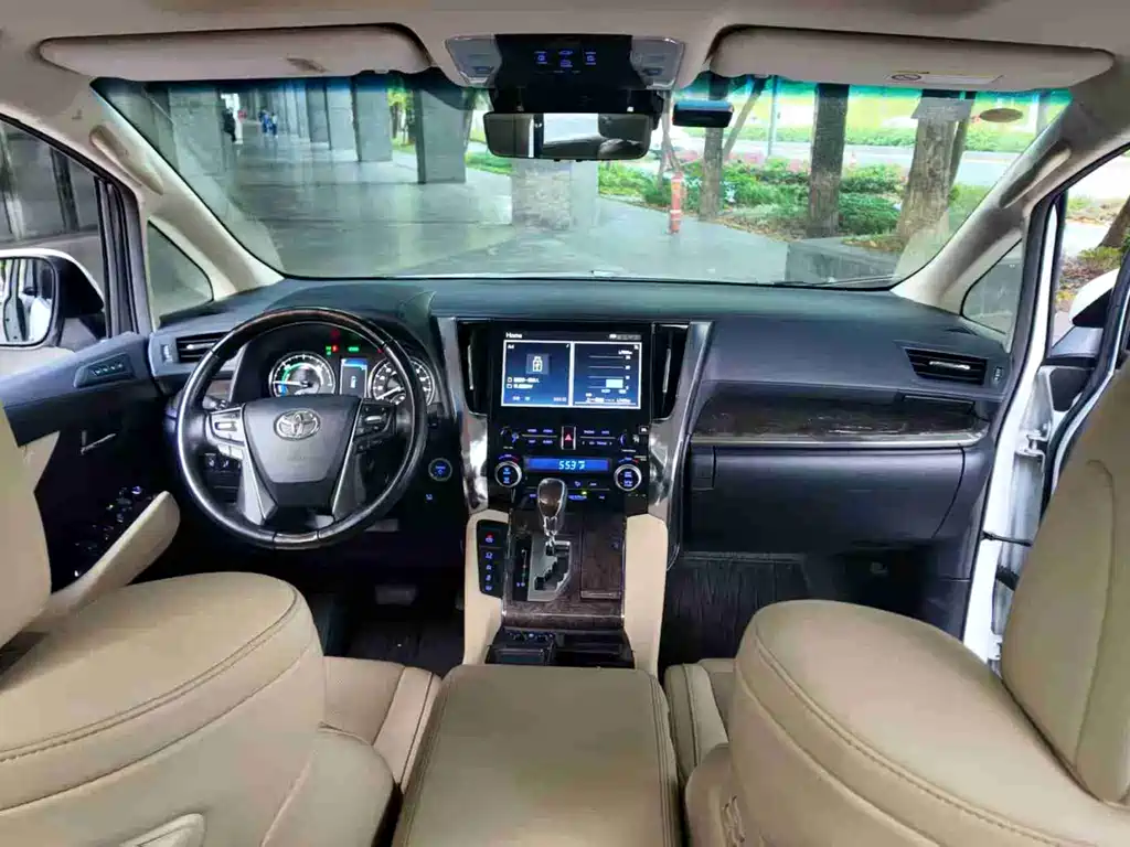 Toyota Alphard 2022 — фото 11