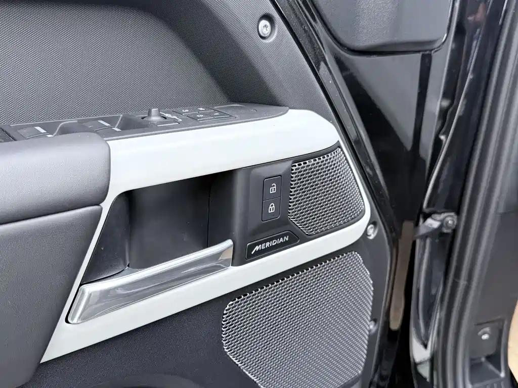 Land Rover Defender 2024 — фото 11