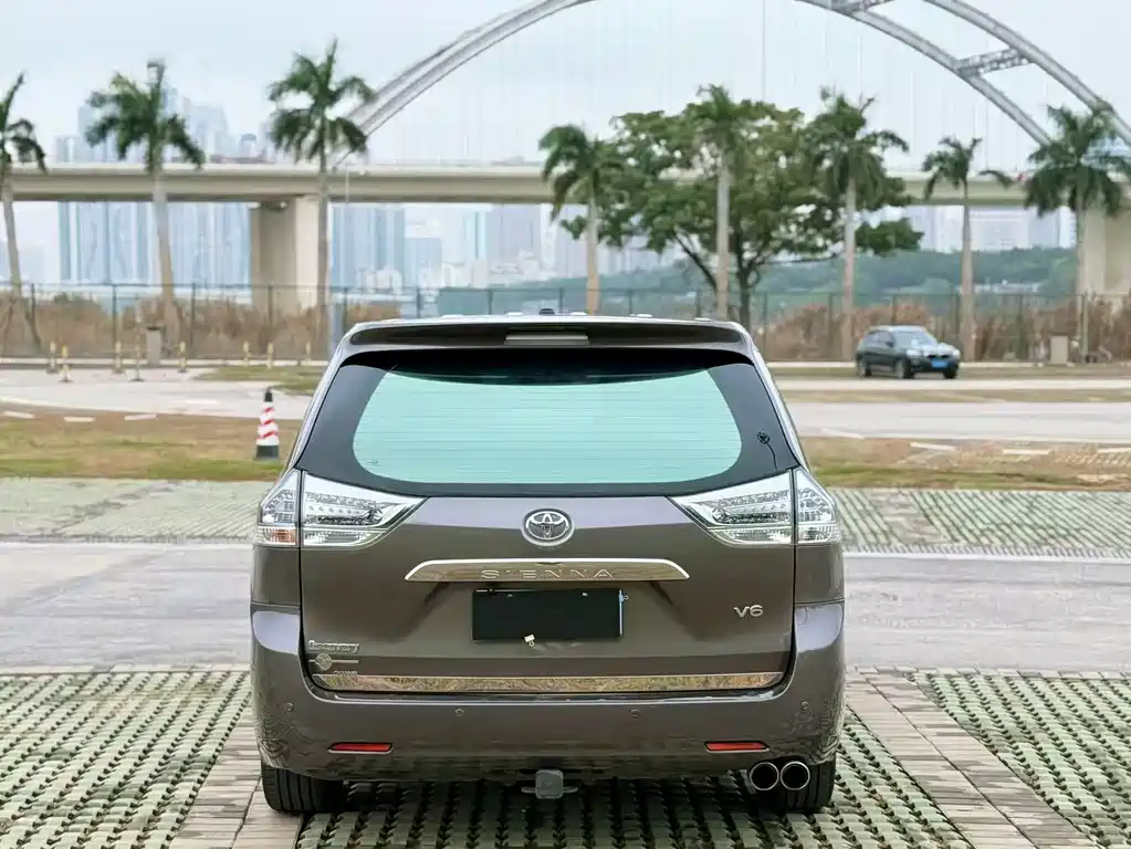 Toyota Sienna 2015 — фото 5