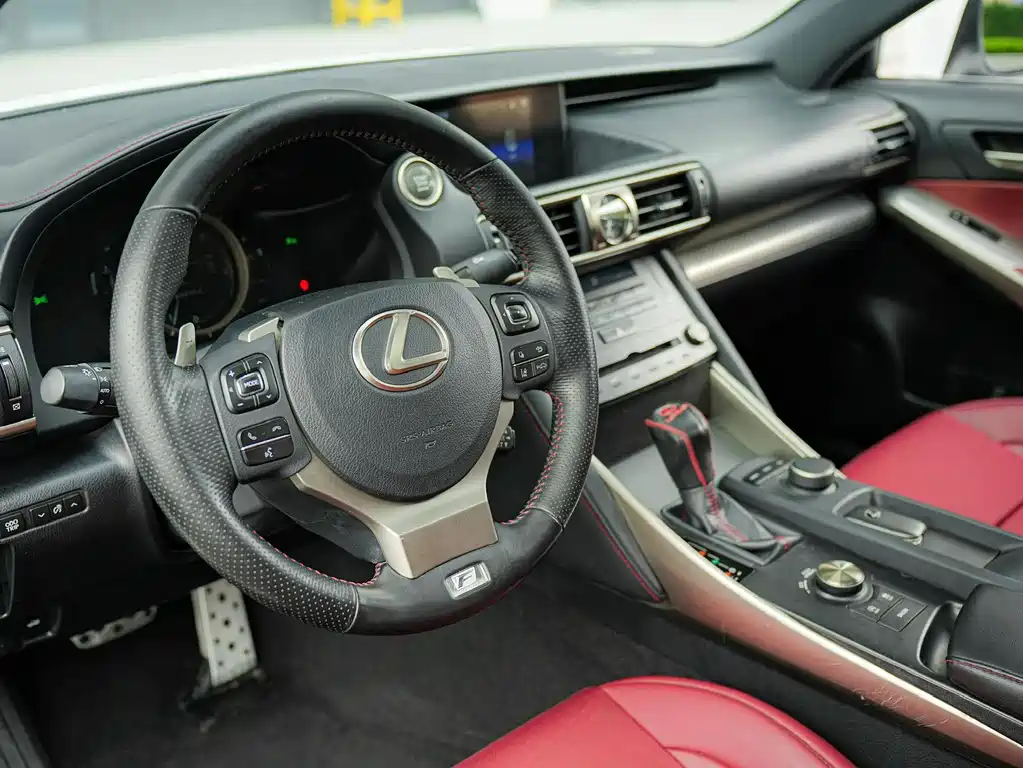 Lexus IS 2018 — фото 11