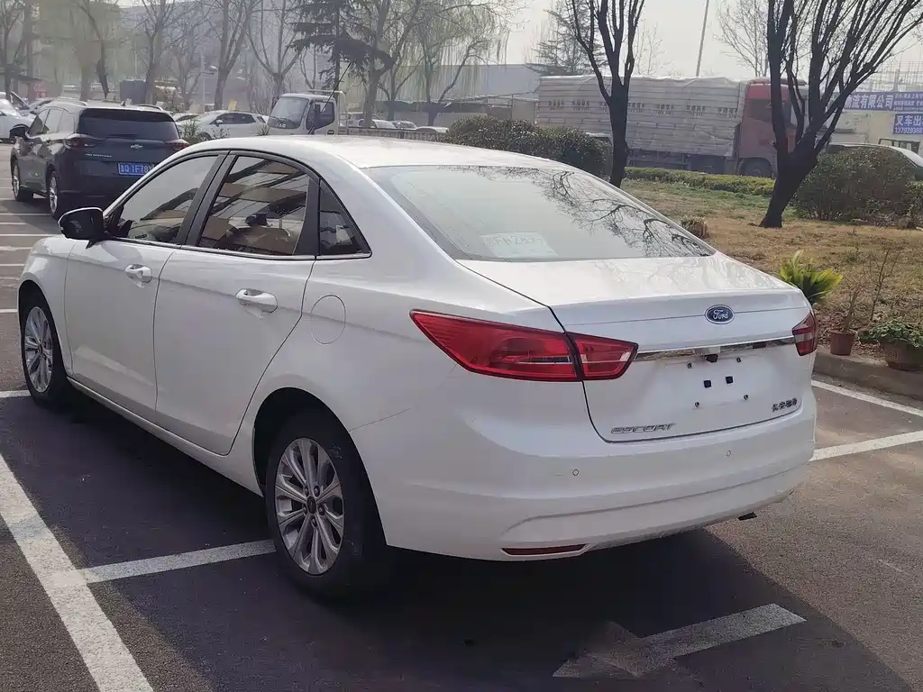 Ford Escort 2015 — фото 15