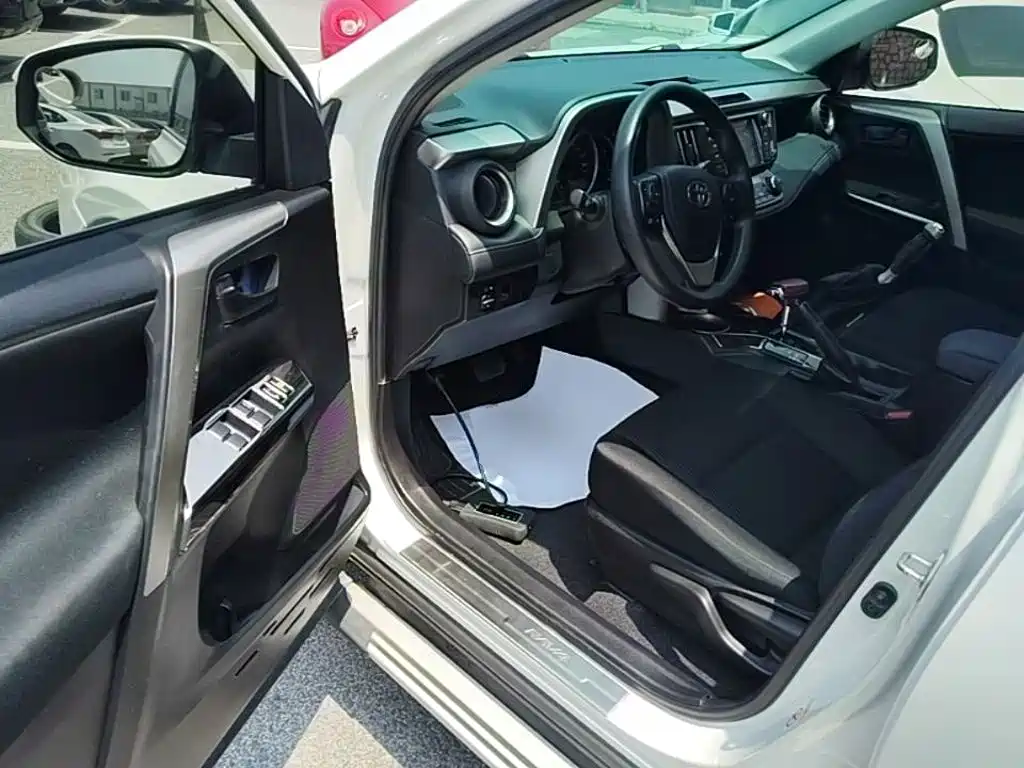 Toyota RAV4 2016 — фото 16