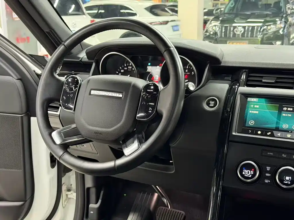 Land Rover Discovery 2018 — фото 11