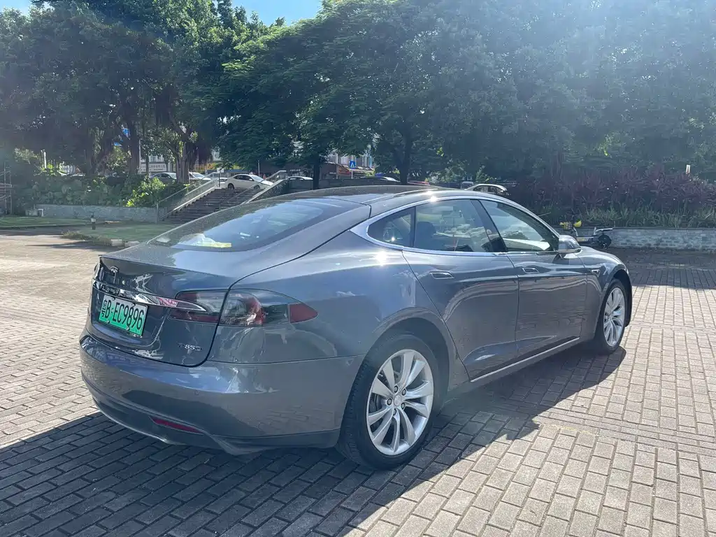 Tesla Model S 2015 — фото 9