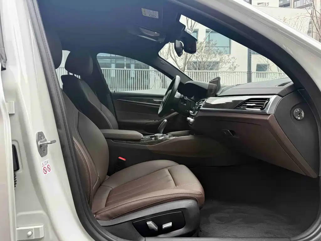 BMW 5 Series 2019 — фото 13