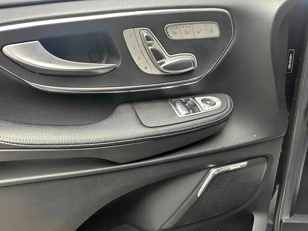 Mercedes-Benz V-Class 2021 — фото 17