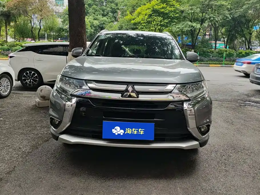 Mitsubishi Outlander 2018 — фото 2