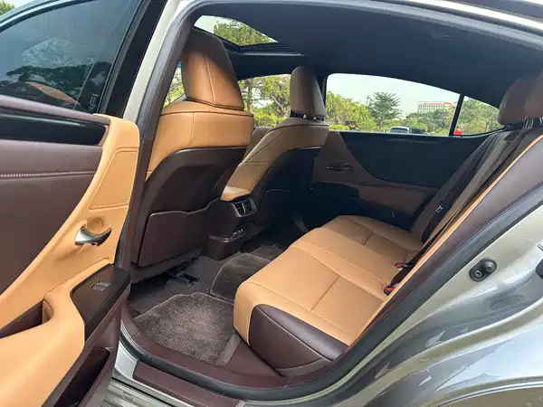 Lexus ES 2020