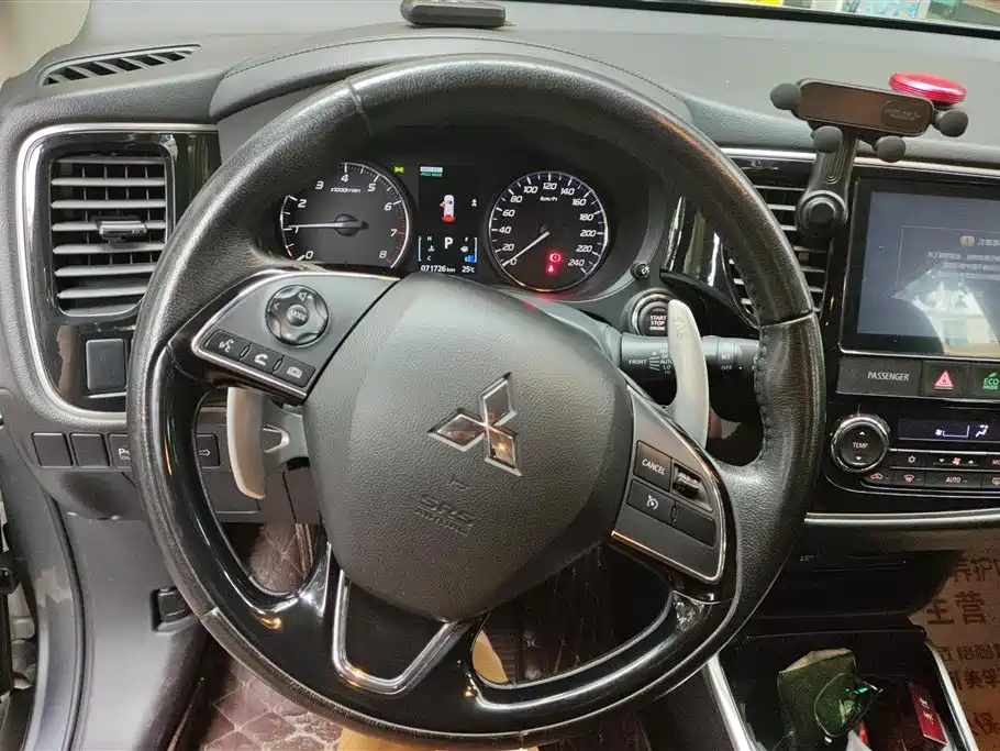 Mitsubishi Outlander 2018 — фото 14