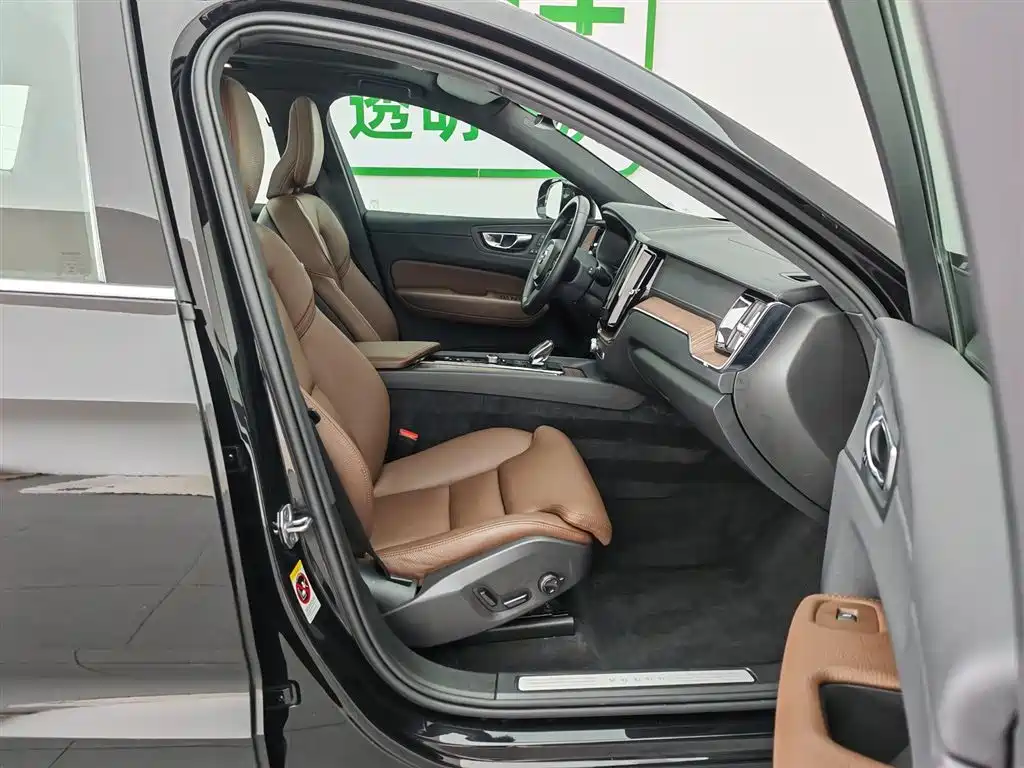 Volvo XC60 2021 — фото 23