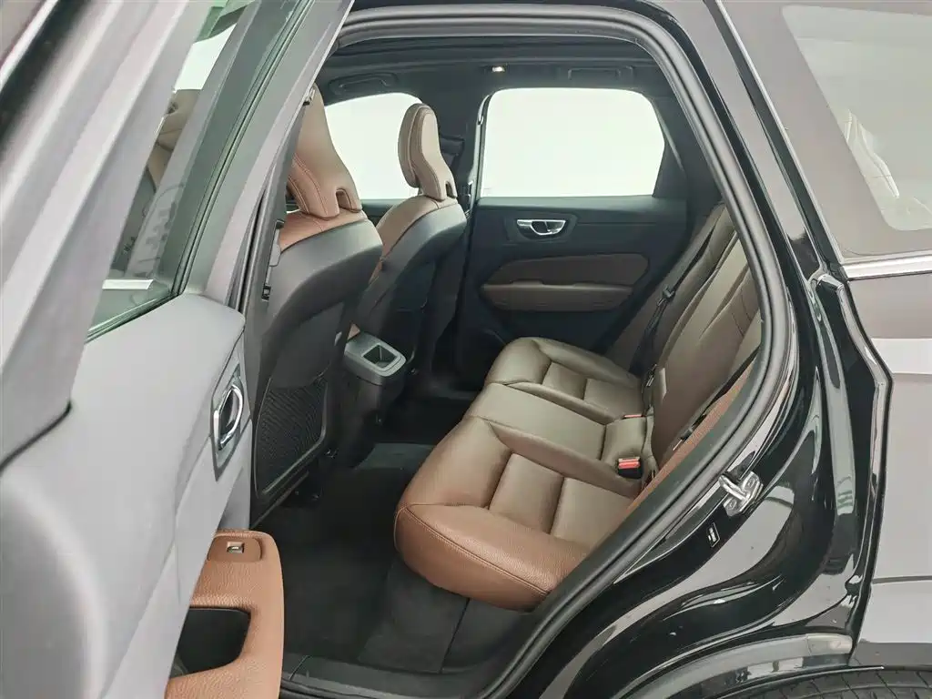 Volvo XC60 2021 — фото 15