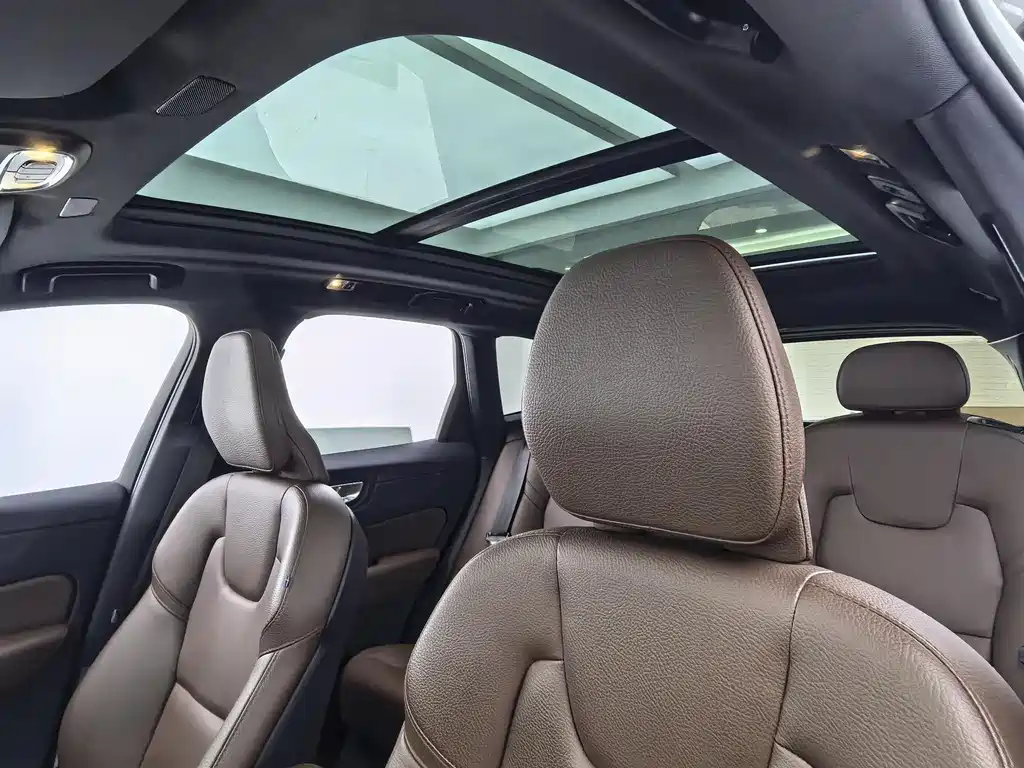 Volvo XC60 2021 — фото 16