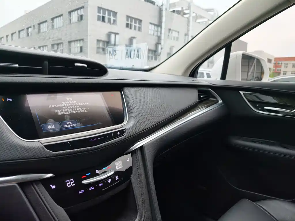 Cadillac XT5 2018 — фото 12