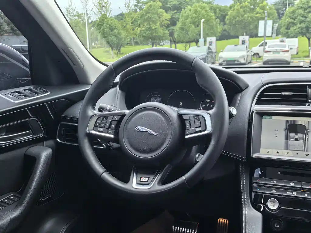 Jaguar F-PACE 2018 — фото 12