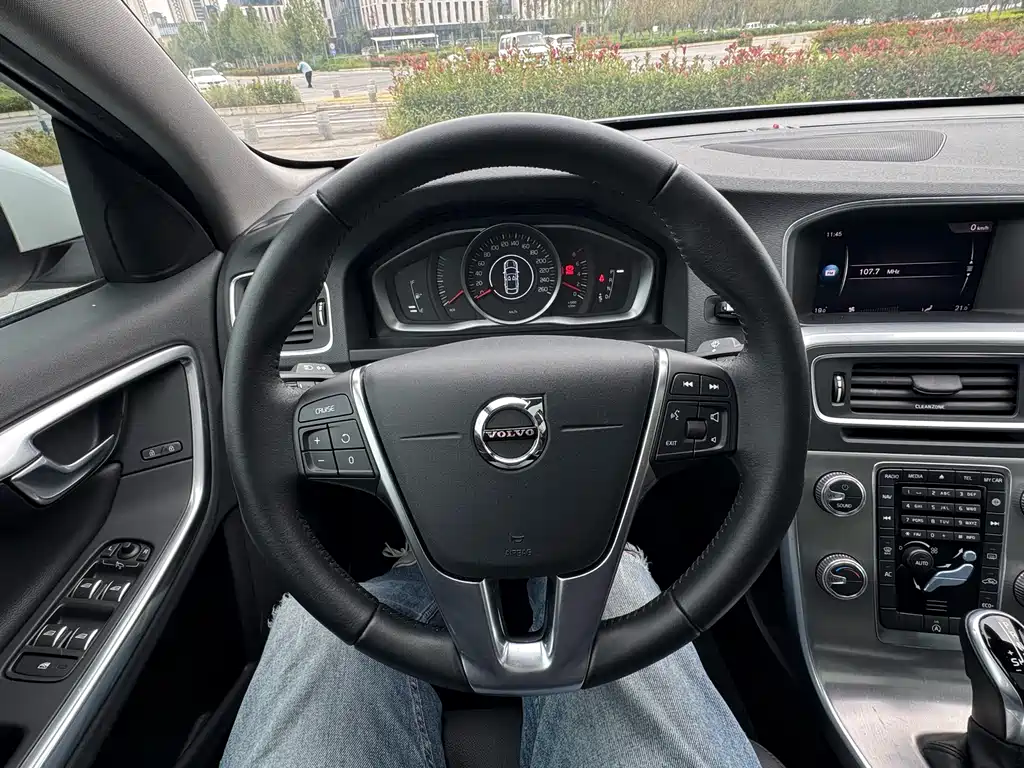 Volvo S60 2018 — фото 13