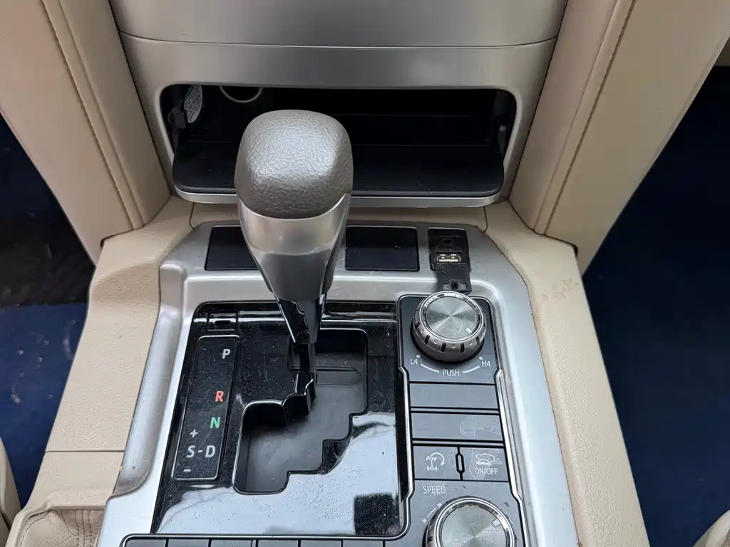 Toyota Land Cruiser 2018 — фото 10