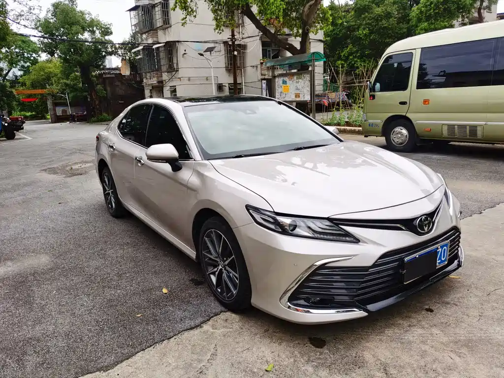 Toyota Camry 2023 — фото 2
