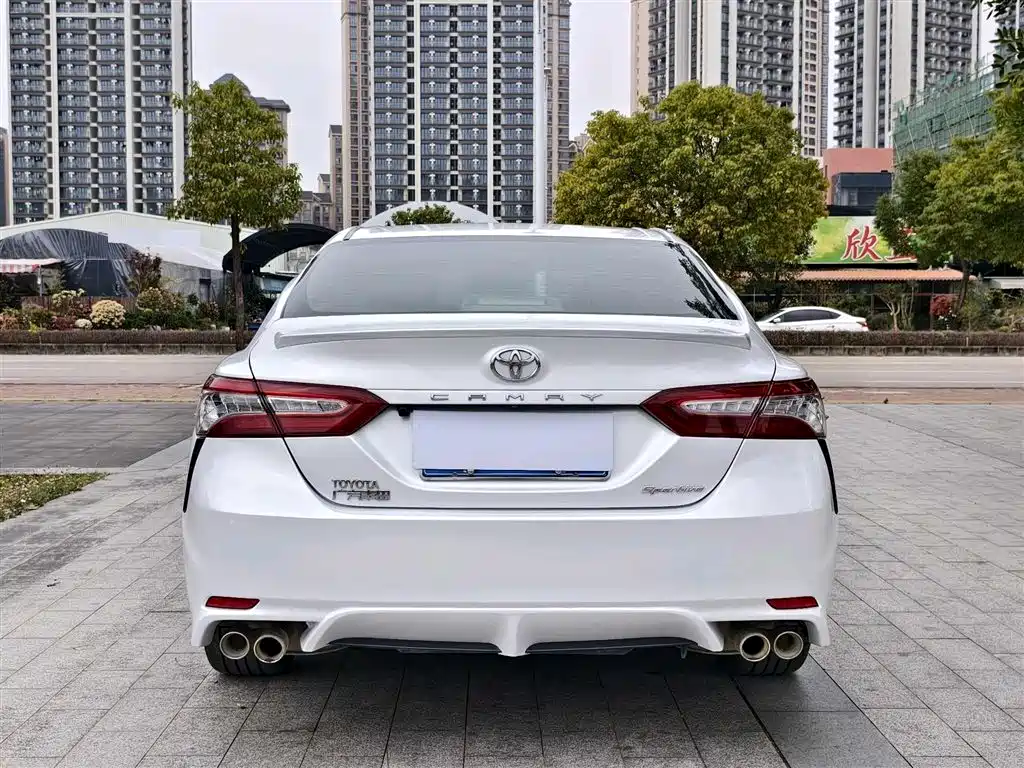 Toyota Camry 2019 — фото 10