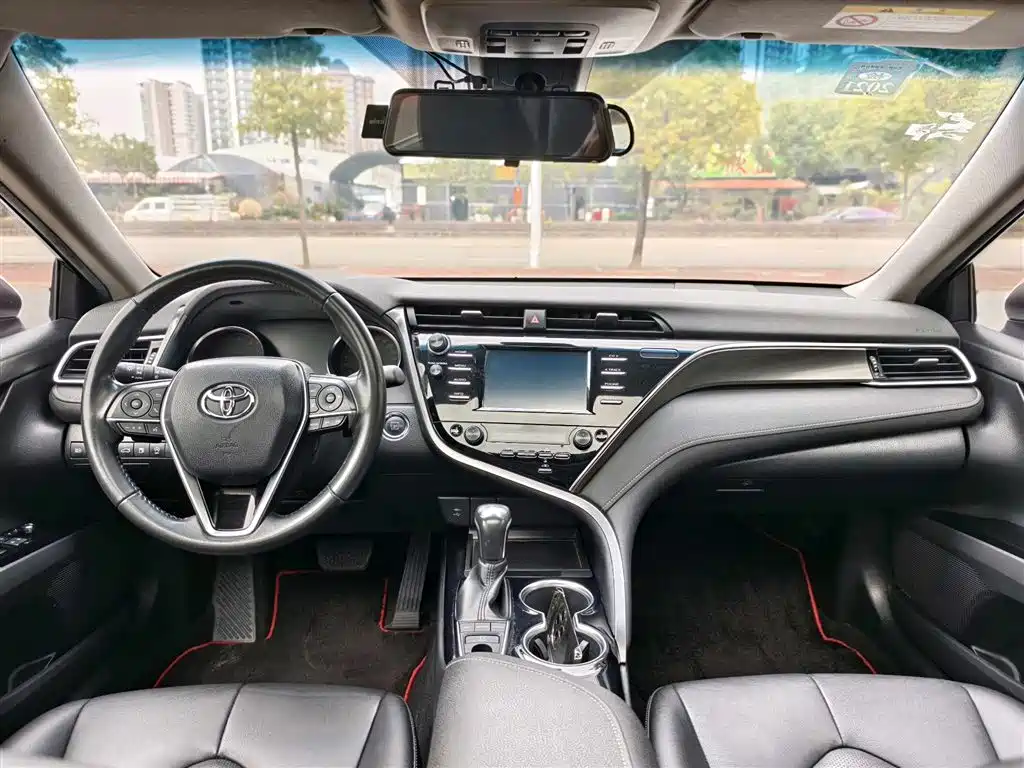 Toyota Camry 2019 — фото 7