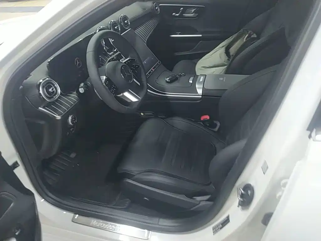 Mercedes-Benz C-Class 2025 — фото 15