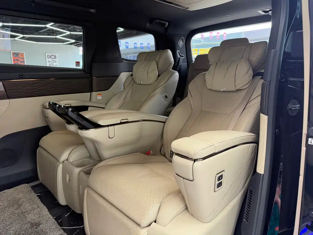 Toyota Alphard 2023 — фото 9