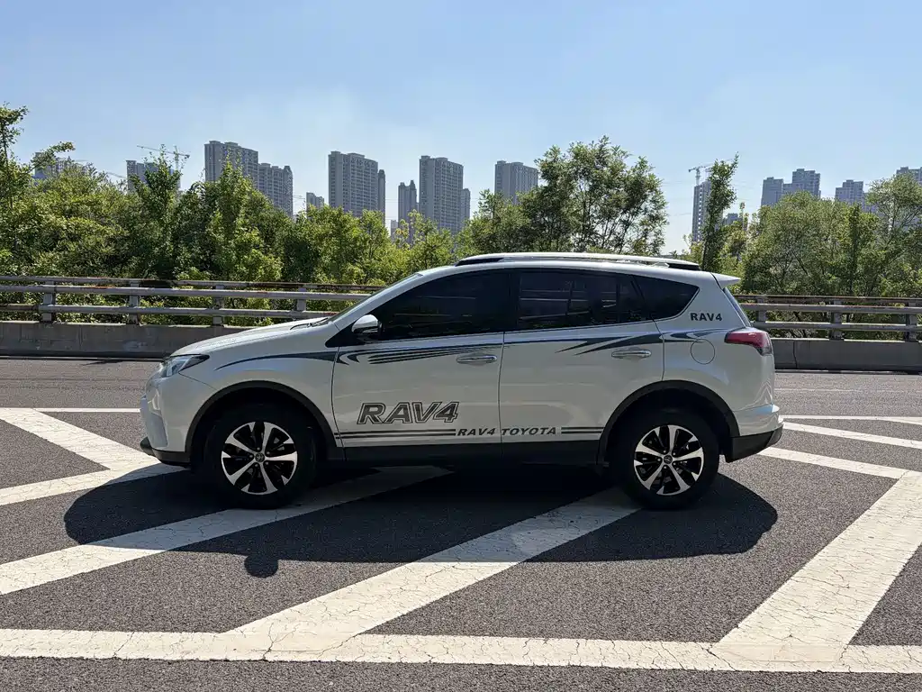 Toyota RAV4 2018 — фото 11
