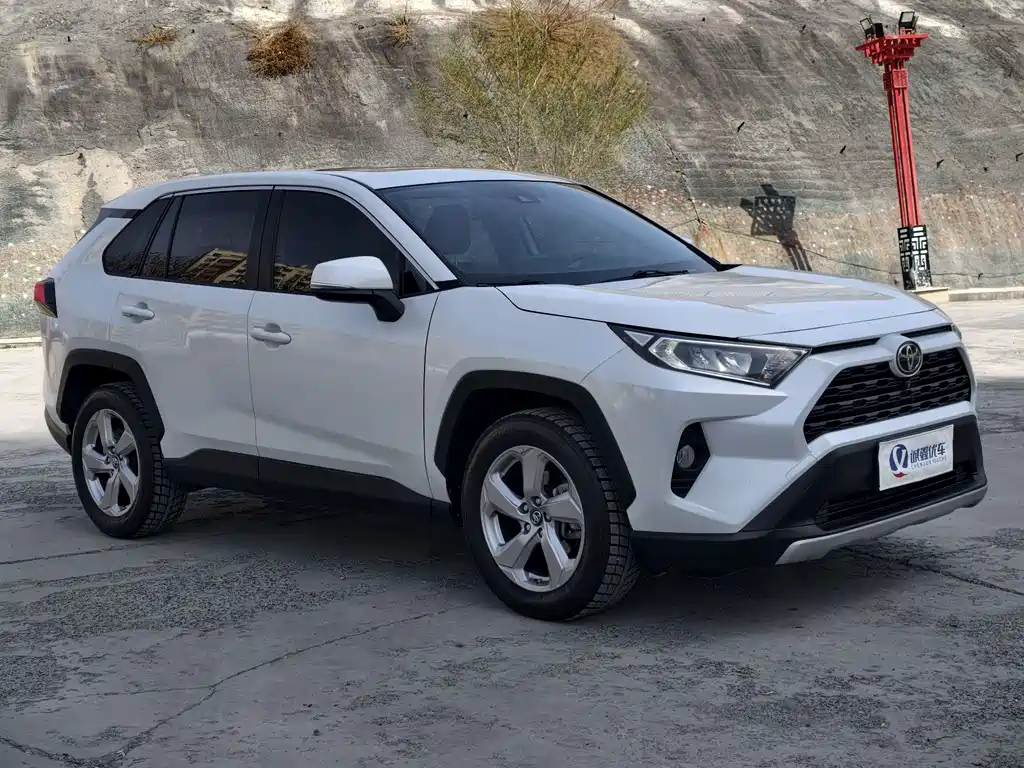 Toyota RAV4 2022 — фото 3